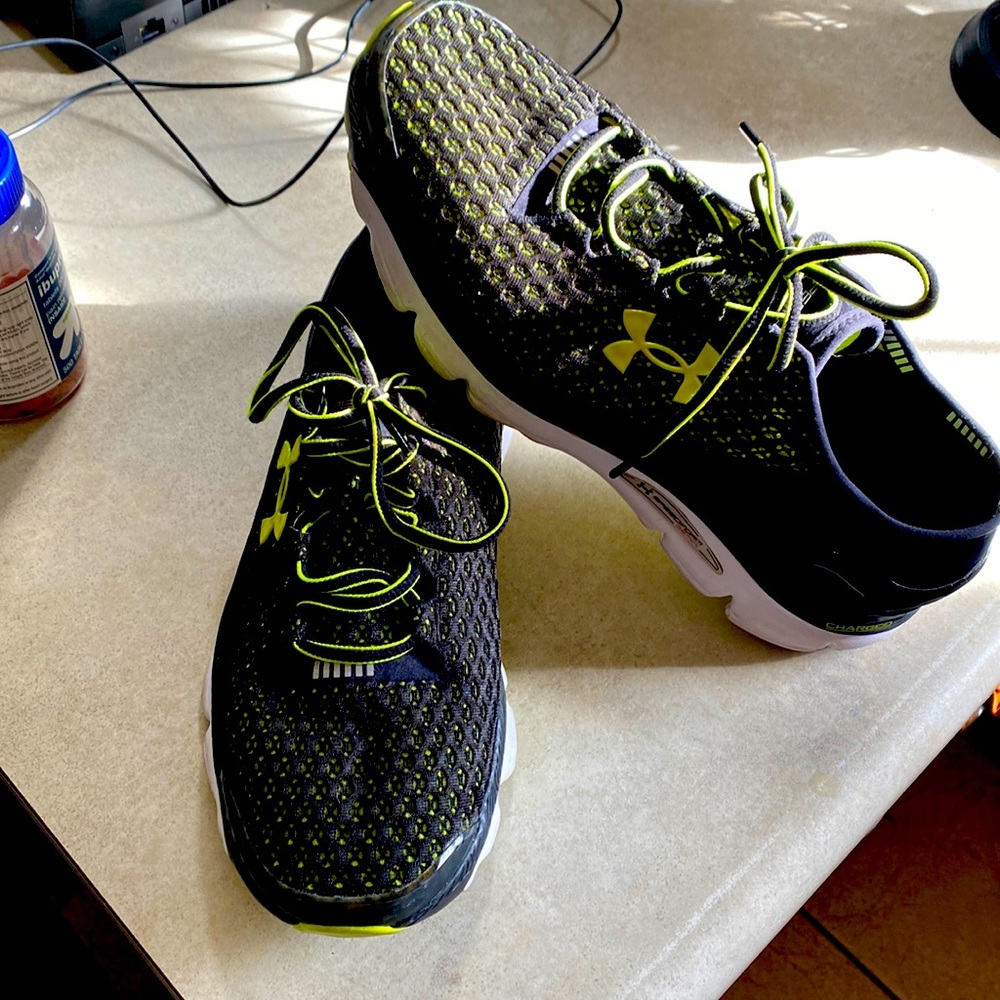 Under armor tennis shoes. Only worn once